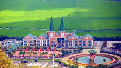 “Cưỡi mây” ngắm sắc Xuân trên đỉnh núi Sam