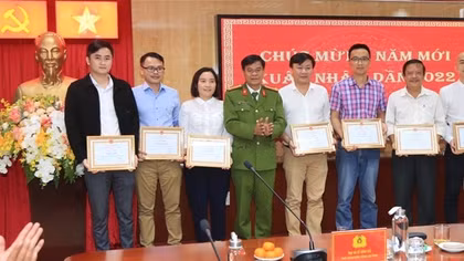 Tặng giấy khen cho nhiều tập thể, phóng viên có thành tích trong công tác tuyên truyền