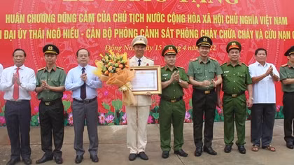 Trao Huân chương Dũng cảm tặng đồng chí Thái Ngô Hiếu