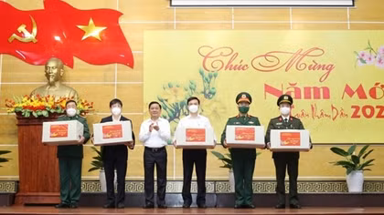 Chủ nhiệm Ủy ban Kiểm tra Trung ương thăm, tặng quà tuyến đầu chống dịch tỉnh Quảng Bình