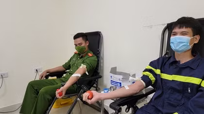 Cảnh sát PCCC hiến máu cứu cụ ông qua cơn nguy kịch
