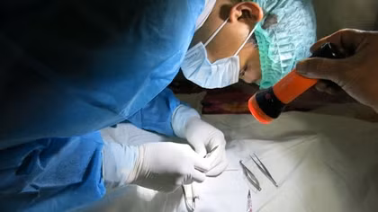 Những đôi mắt chờ ánh sáng