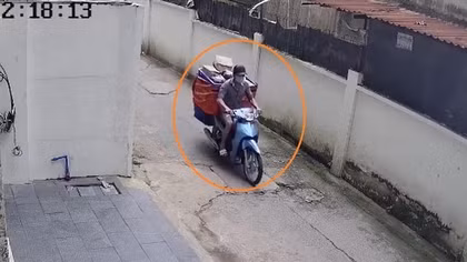Bắt đối tượng “đá nóng” xe máy cùng hàng hóa của người giao hàng