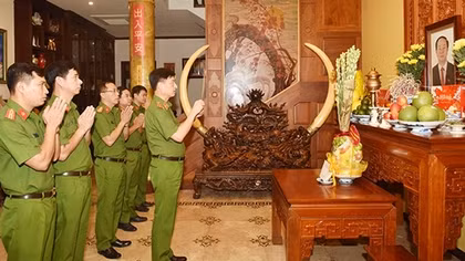Dâng hương tưởng nhớ cố lãnh đạo Bộ Công an