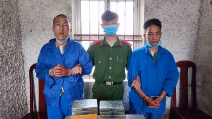 Hai chú cháu vận chuyển 12 bánh heroin