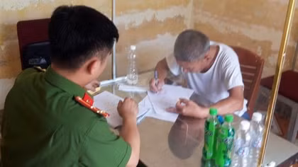 Lật tẩy màn kịch giữa trùng khơi