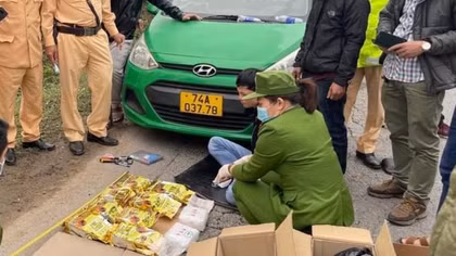Vận chuyển 10kg ma túy đá giấu dưới ghế phụ xe ôtô