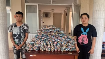 Hai "con nghiện" vận chuyển pháo nổ trái phép qua biên giới