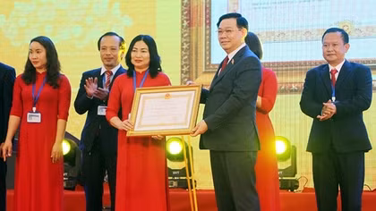 Trường THPT Nguyễn Duy Trinh đón nhận Huân chương Lao động hạng Nhất