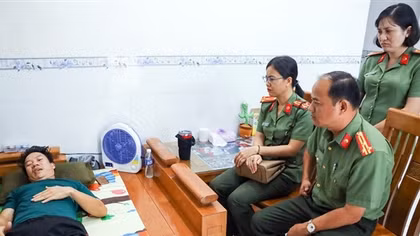 Công an tỉnh Thừa Thiên Huế thăm hỏi CBCS có hoàn cảnh đặc biệt tại TP Cần Thơ