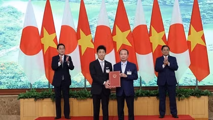 Trao văn kiện chấp thuận nhà đầu tư Nhật Bản thực hiện dự án tại Huế