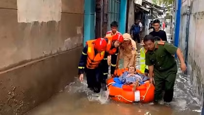 Nước ngập tứ bề, CSGT kịp thời đưa bệnh nhân tai biến đi cấp cứu