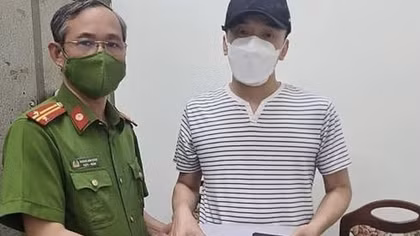 Người đàn ông Hàn Quốc xúc động nhận lại ba lô chứa nhiều tài sản