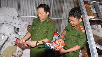 Phát hiện cơ sở sản xuất 1,2 tấn bánh kẹo không rõ nguồn gốc