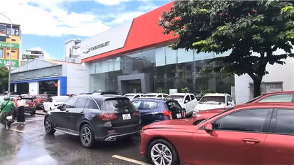 Nhiều nơi lòng đường như bãi để xe