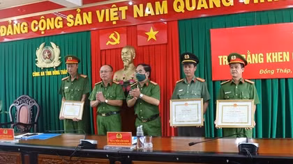 Trao thưởng cho lực lượng phối hợp khám phá chuyên án tàng trữ, mua bán 17 kg ma túy
