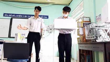 Cậu bé trường làng đoạt giải Nhì cuộc thi sáng tạo cấp quốc gia