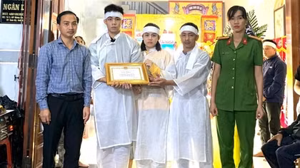 Tặng Giấy khen cho hai công dân dũng cảm cứu người trong lũ