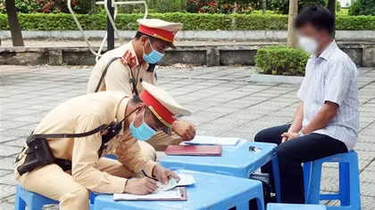 Gặp CSGT, ma men "vùng vằng giận dỗi”