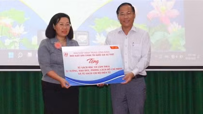 Trao tặng tủ sách học tập và làm theo tư tưởng, đạo đức, phong cách Hồ Chí Minh
