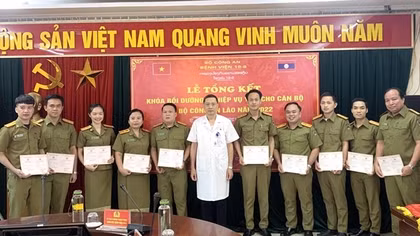 Tổng kết khoá bồi dưỡng nghiệp vụ y tế cho cán bộ Bộ Công an Lào