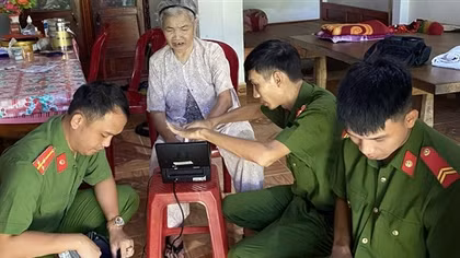 Công an Quảng Nam mở cao điểm làm căn cước cho người già yếu, bệnh tật tại nhà