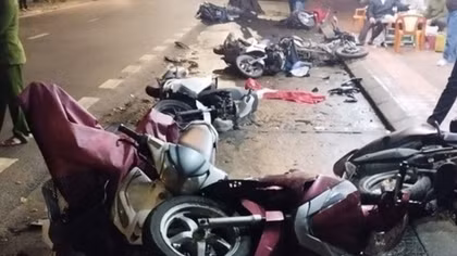 Tài xế lái ô tô có hơi men tông liên tiếp 8 xe máy rồi bỏ chạy