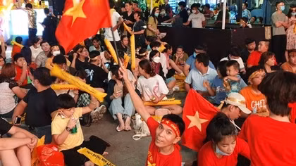 Phố đi bộ Nguyễn Huệ nhuộm đỏ trong trận đại thắng của U23 Việt Nam