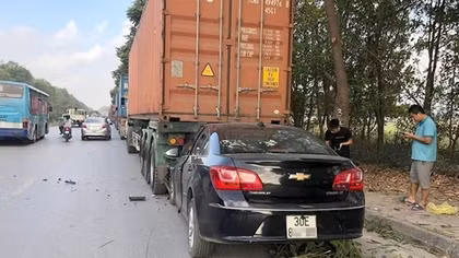 Tài xế điều khiển xe con ngủ gật tông vào đuôi container