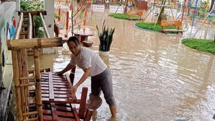 Mưa lũ trái mùa làm hàng chục nhà dân tốc mái, nhiều ghe thuyền bị chìm