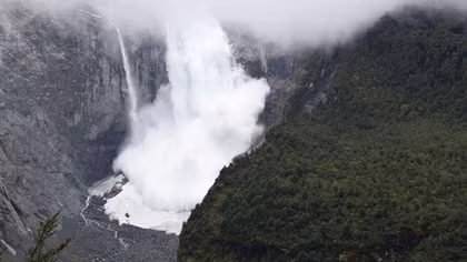 Núi băng khổng lồ ở Chile bất ngờ đổ sập