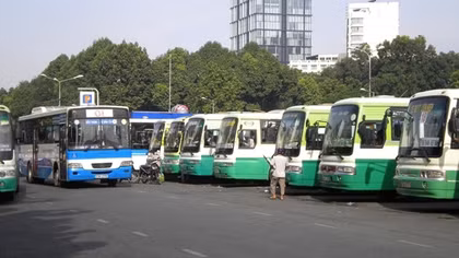 Giá xăng tăng cao, người dân vẫn chê xe buýt