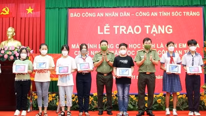 Báo CAND trao 30 máy tính bảng tặng con CBCS dân tộc Khmer