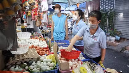 Công nhân thời “bão giá”