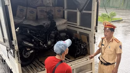 Hàng lậu ngụy trang tinh vi theo xe tải vào phố