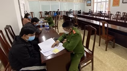 Bóc gỡ nhiều đường dây cá độ bóng đá núp bóng cafe, xóc "bầu cua"