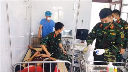 Bệnh xá đảo Song Tử Tây kịp thời cấp cứu ngư dân bị tai nạn lao động