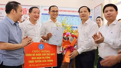 Bé gái đầu tiên trên cả nước được cấp giấy khai sinh, thẻ BHYT qua dịch vụ công liên thông