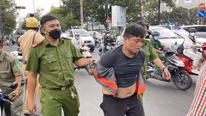 Tên cướp luôn thủ biển số giả trong cốp xe