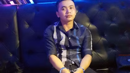 Mang hơn nửa kí thuốc lắc và ma túy đi hát karaoke
