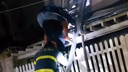 Phá cửa giải cứu 11 người mắc kẹt trong vụ cháy tiệm bánh