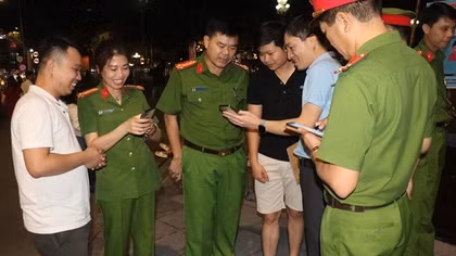 Tổ chức điểm tư vấn, hỗ trợ đăng ký, cài đặt định danh điện tử tại phố đi bộ