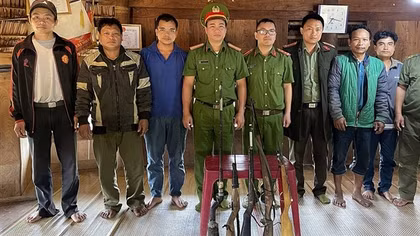 Đến tận thôn, bản vùng biên giới vận động, thu hồi 70 khẩu súng các loại