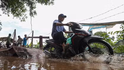 Người dân bãi giữa Sông Hồng phải đi đò vào "đất liền"