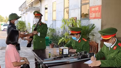 Vận động người dân tự nguyện giao nộp pháo, vũ khí, công cụ hỗ trợ
