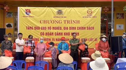 Tuổi trẻ Công an TP Nha Trang trao tặng 210 suất quà cho người dân