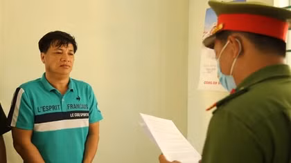Bắt Giám đốc doanh nghiệp đánh Kiểm sát viên trên đường phố