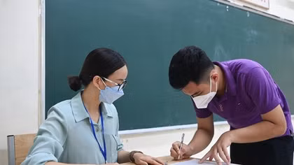 Ghi nhận tại một điểm trường làm thủ tục thi tốt nghiệp THPT