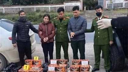 Kiểm tra xe ôtô của đôi nam nữ, lộ ra 72 hộp pháo lậu