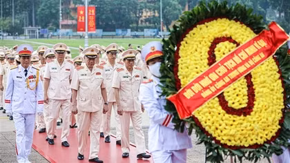 Đoàn đại biểu Đảng ủy Công an Trung ương vào Lăng viếng Chủ tịch Hồ Chí Minh